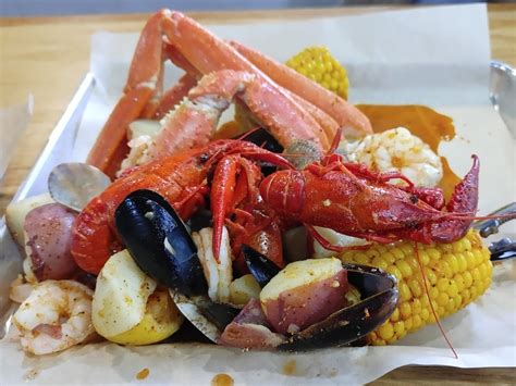 A Local’s Guide to the Best Seafood in Savannah